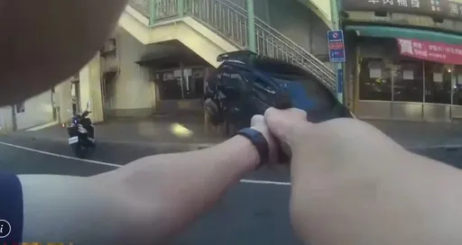 三重雙煞駕車拒檢市區亂撞　警圍捕轟9槍！1嫌中彈送醫竟是通緝犯