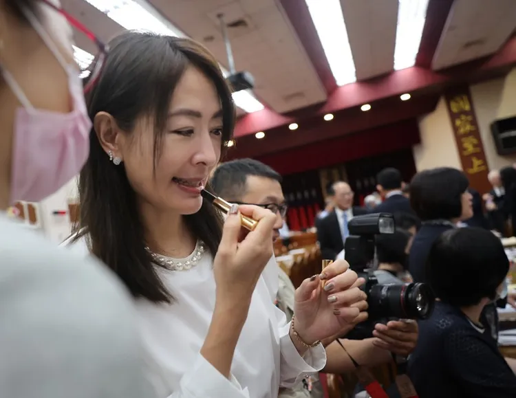 台北101董事長賈永婕今赴立院備詢，利用短暫休息時間補妝。中央社