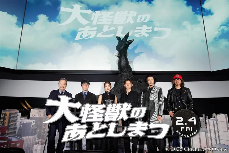 山田涼介（右三）2022年再度與西田敏行（左）合作《怪獸死了怎麼辦》。翻攝Cinema Art Online