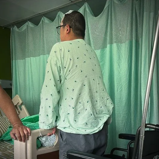 安森努力復健盼早日健康回歸。翻攝默森夫妻旅遊生活頻道臉書