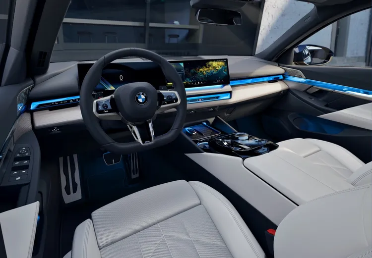 全新世代BMW 530i M Sport車艙，採12.3吋虛擬數位儀錶搭配14.9吋中控觸控螢幕所構成的全新懸浮式曲面螢幕。原廠照片