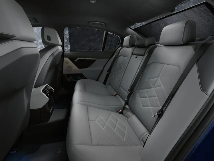 豪華型四區恆溫空調含奈米微粒空調濾網結合、全景式玻璃車頂以及擁有18具揚聲器的Bowers & Wilkins頂級音響系統，不僅為開闊的座艙空間帶來極其舒適乘車體驗，專屬電動後擋窗簾含手動後側窗簾更能大幅強化座艙隱密性與質感。原廠照片