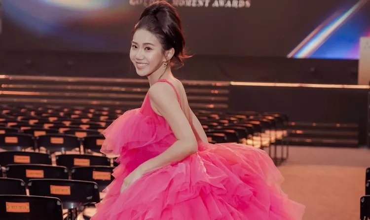 眾量級家寧亮麗出席金刻獎頒獎典禮。翻攝家寧臉書