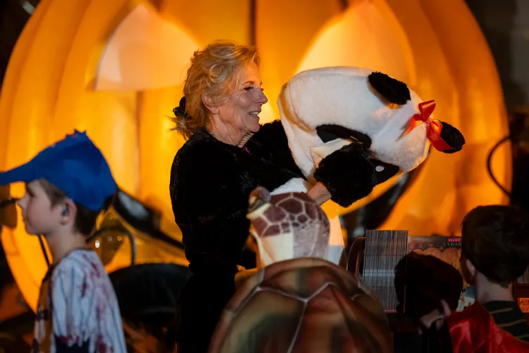 第一夫人吉兒摘掉貓熊的頭套。美聯社