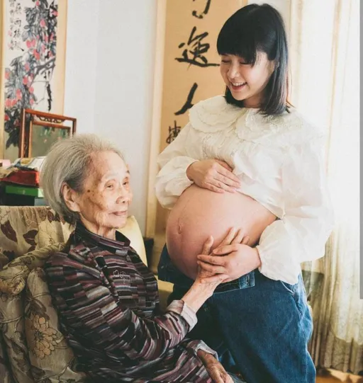 卧病奶奶起身轻抚8月孕肚 李佳颖超感动:终于知道我怀孕了