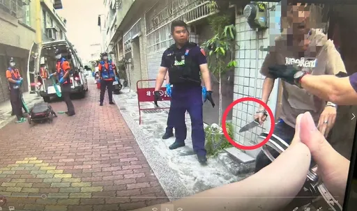 驚悚片｜台南男情緒失控！水果刀朝員警腹部猛刺　全被這裝備擋下