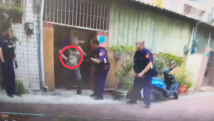 員警全副武裝要協助將劉男送醫，但他一開門就拿刀猛刺。翻攝照片