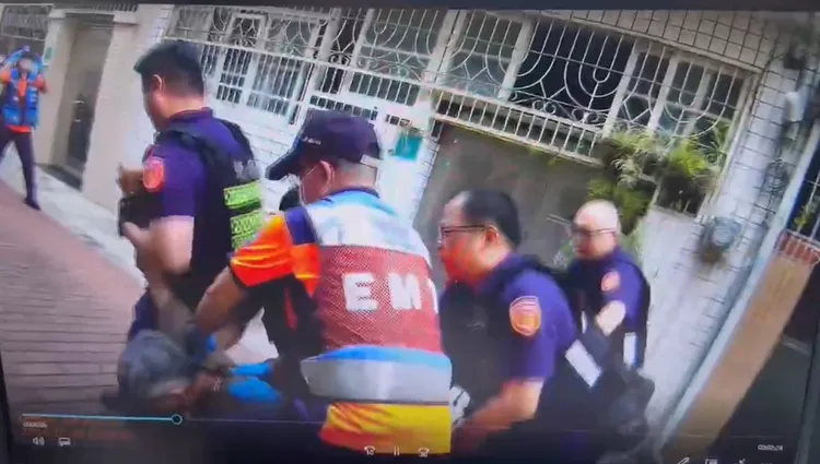 眾人一擁而上將劉男制伏送醫。翻攝照片