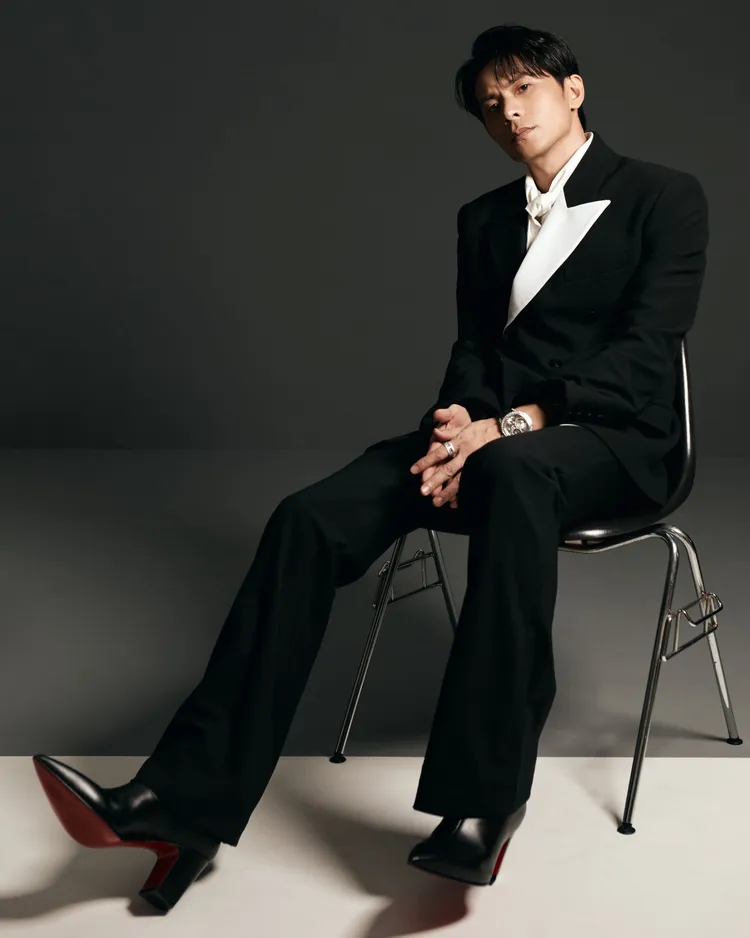 姚淳耀以黑白配西裝搭上Christian Louboutin Aiglissima低跟短靴。品牌提供