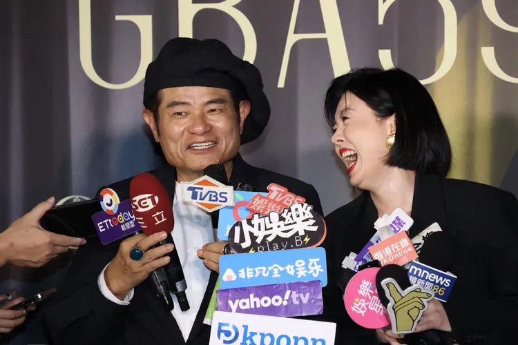 苗可麗和許效舜奪獎後開心受訪。莊宗達攝