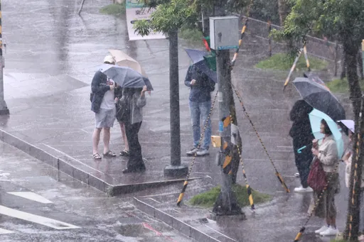 有望連2天颱風假變4天連假? 康芮「暴風圈侵襲率」24地區100%