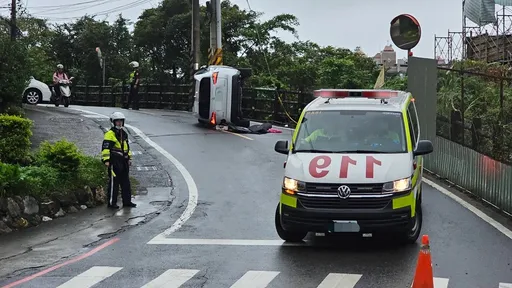 酒駕還敢載小孩上學!基隆女返程失控自撞 釀車輛側翻一度受困