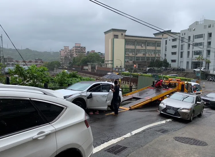 警消獲報後立刻派員趕往現場處理，所幸事故中未波及他人。翻攝照片