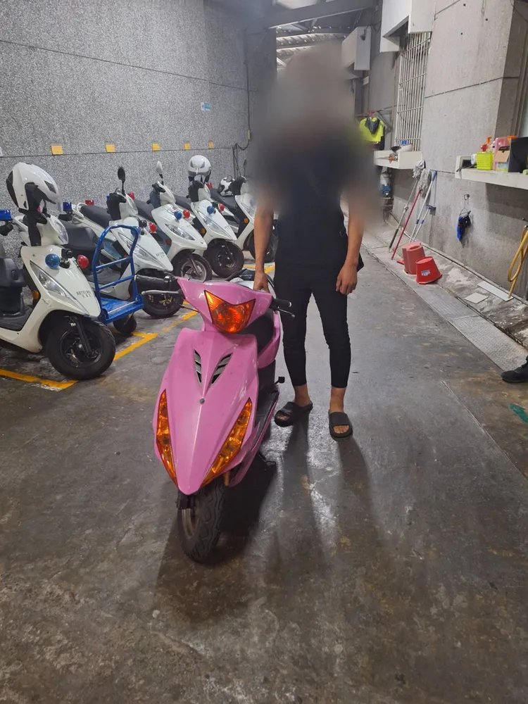粉紅色機車所有人何姓犯嫌。翻攝畫面
