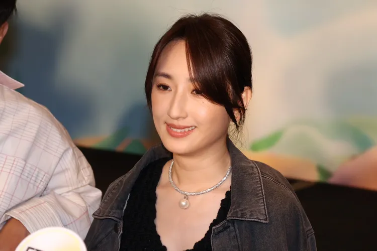 柯佳嬿忍不住回答出對王大陸的印象是蠻會談戀愛。莊宗達攝