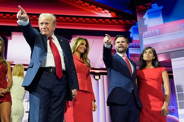 川普（左一）挑選范斯（左三）擔任副總統搭檔。美聯社