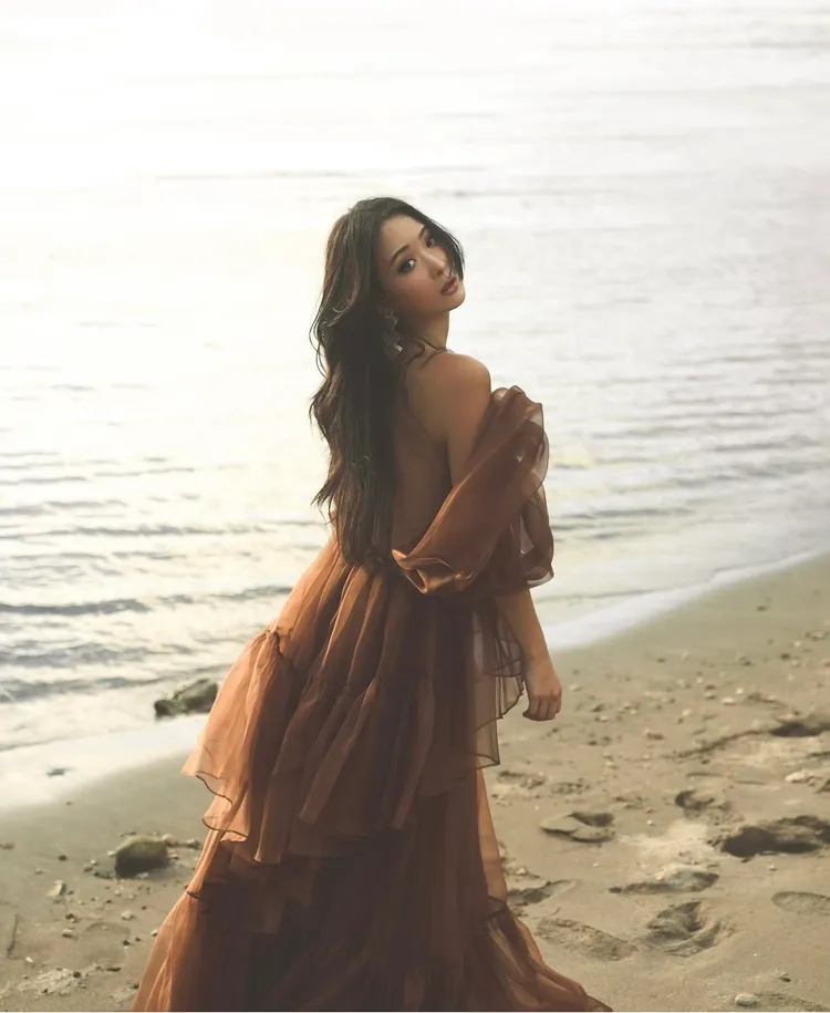 孫芸芸穿著大地色細肩蛋糕紗裙。翻攝孫芸芸IG