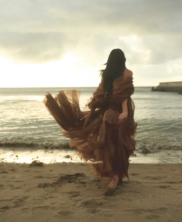 孫芸芸在海邊拍攝絕美照片。翻攝孫芸芸IG