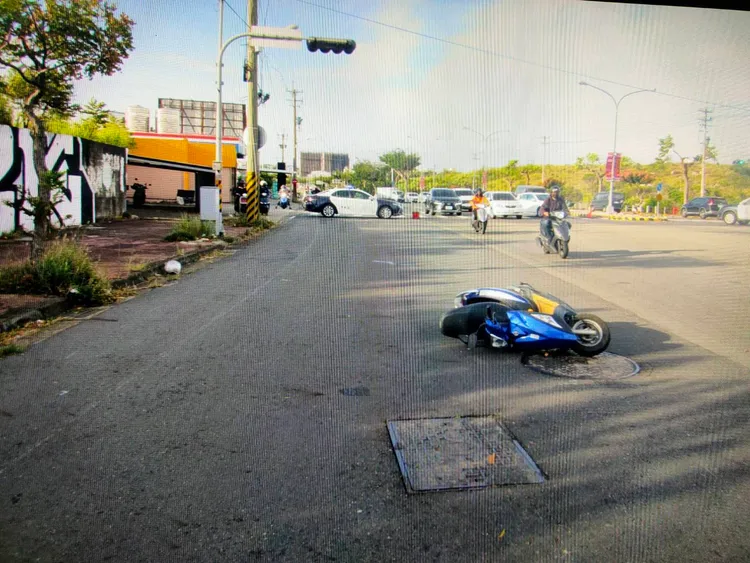 共2輛機車經過時被垂落的電線絆倒，導致騎士受傷。民眾提供