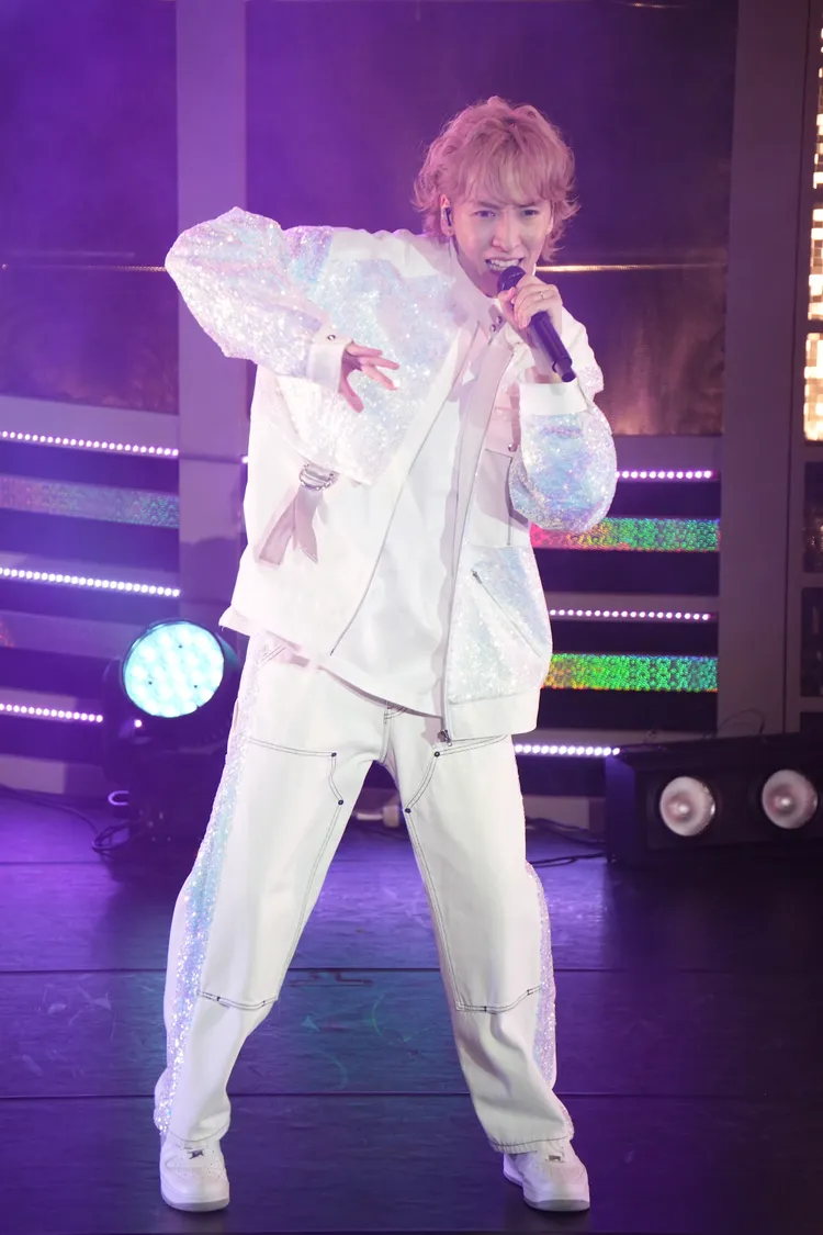 橘慶太挑戰23蹲，邊蹲邊念土味情話寵粉。彭欣偉攝