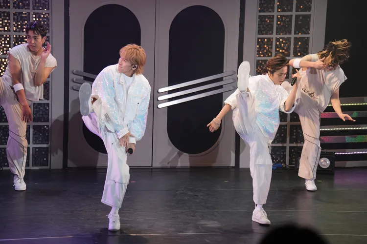 橘慶太（左）、千葉涼平賣力踢腿。彭欣偉攝