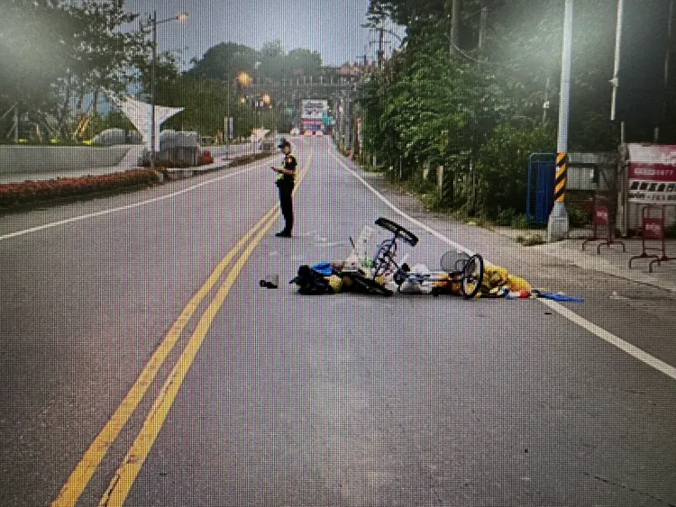 93歲的蔡姓機車騎士撞倒街友後肇事逃逸。民眾提供