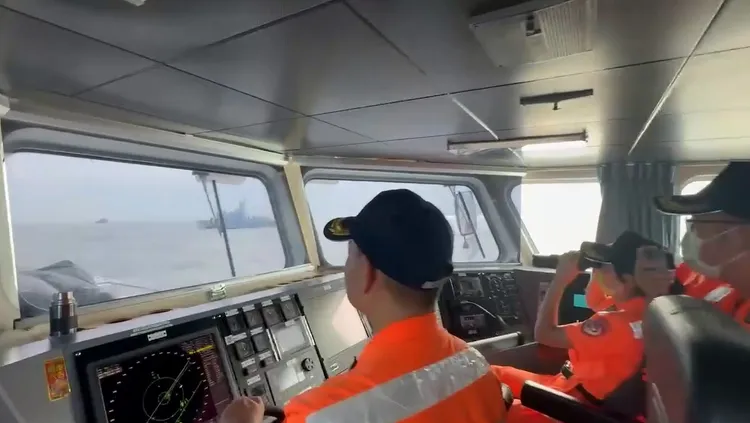 海巡人員廣播監控驅離中國海警船。海巡署提供