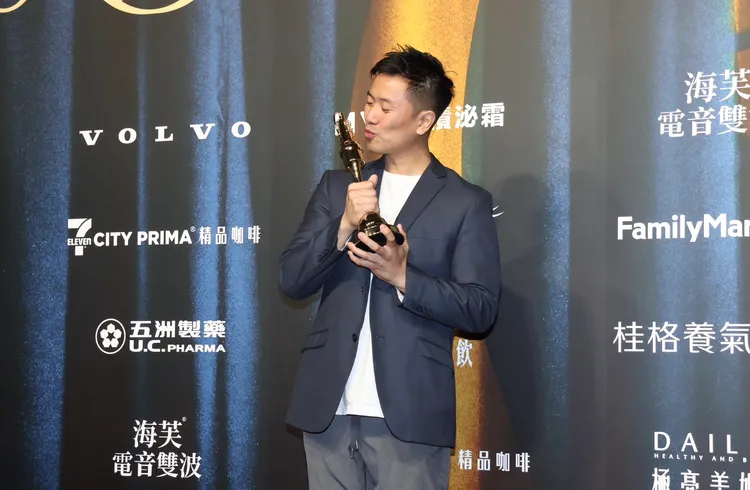 余大榕獲自然科學及人文紀實節目主持人獎開心親吻獎座。莊宗達攝
