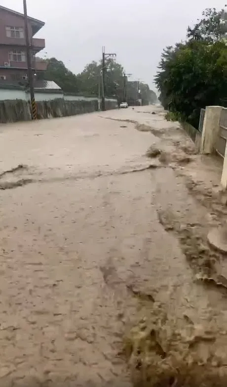 滾滾黃水將瑞穗鄉馬路淹成小河。翻攝花蓮瑞穗水尾人臉書