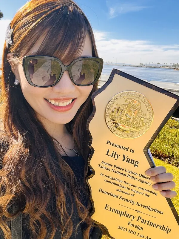 為了加強台美兩國警政合作，警政署派警察聯絡官楊力靜駐洛杉磯，協助兩國執法部門合作。楊力靜日前獲得美國國土安全調查處（HSI）洛杉磯分局頒發「最佳境外執法夥伴獎」（Exemplary Partnership Award-Foreign）。（駐洛杉磯辦事處/警政署提供）