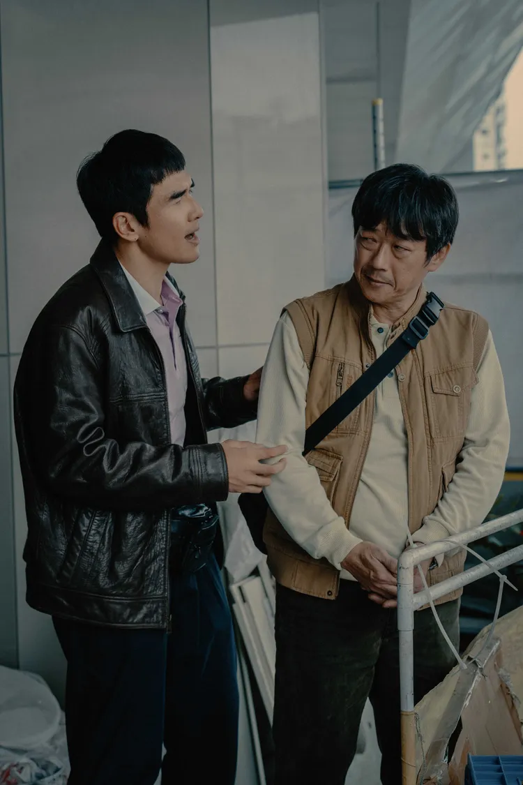 楊一展飾演人力資源公司的仲介，必須用台語與移工的雇主交涉。公視、中華電信、瀚草文創提供