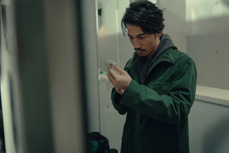 「越南影帝」連炳發飾演來自越南的外科醫生，為籌母親醫療費用在台灣成為「化外之醫」。公視、中華電信、瀚草文創提供