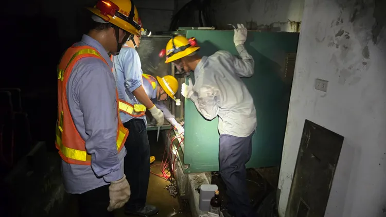 台電派員更換損壞開關。台電桃園區營業處提供