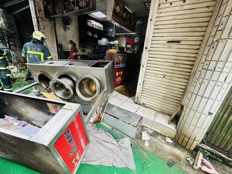 土魠魚羹攤位遭撞倒。消防局提供