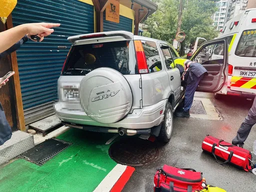 北市松山區休旅車爆衝撞土魠魚羹攤 老闆娘壓傷、駕駛命危送醫
