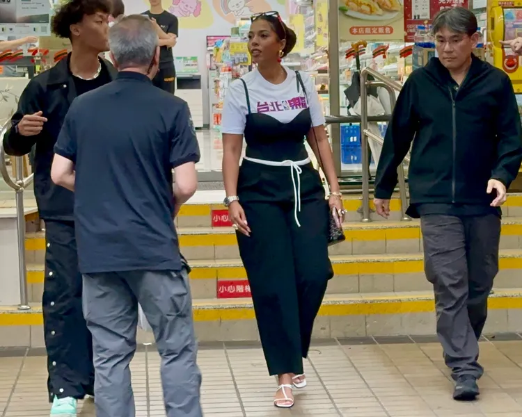 Kevin Garnett女友買完東西走出來。特勤中心攝