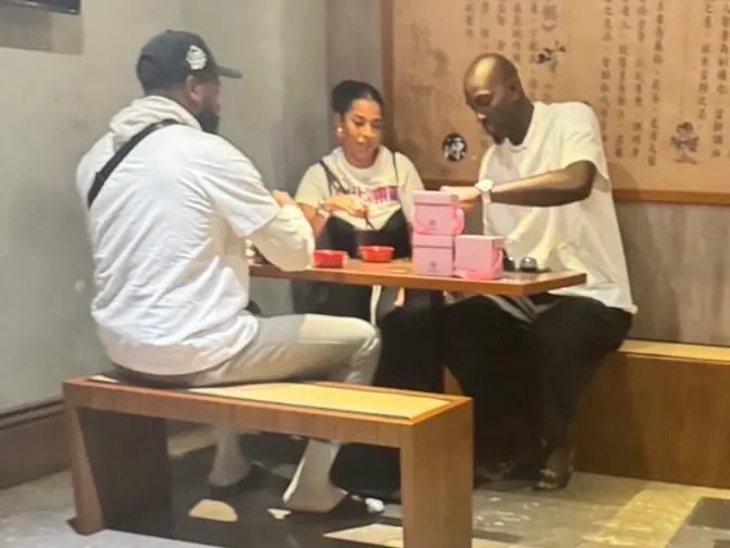 晚間，Kevin Garnett（賈奈特）（右）與G奶黑妞新歡女友，一同品嚐唐太盅養生燉品甜湯。讀者提供