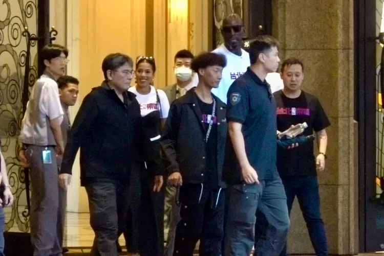 Kevin Garnett戴墨鏡往粉絲方向看一眼，新女友跟在一旁。特勤中心攝