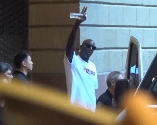 Kevin Garnett拿著水壺率性和粉絲揮手。特勤中心攝