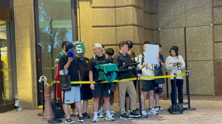 Kevin Garnett粉絲舉球衣、海報在飯店外守候。特勤中心攝