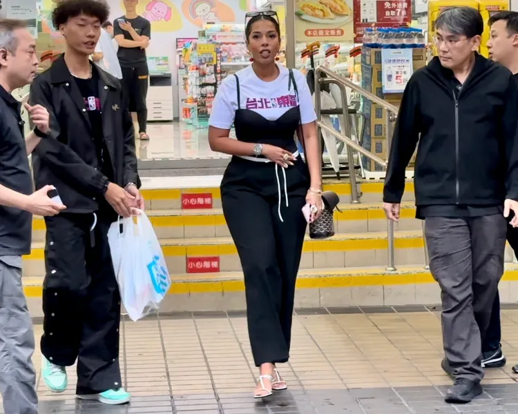 工作人員幫忙提Kevin Garnett女友在7-11買的東西。特勤中心攝