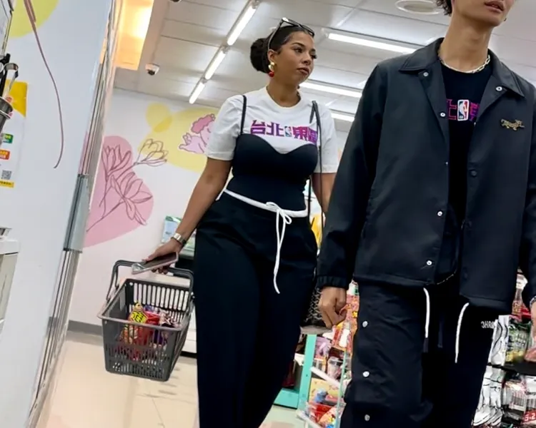 Kevin Garnett女友心滿意足提著一大袋購物籃東西結帳。特勤中心攝