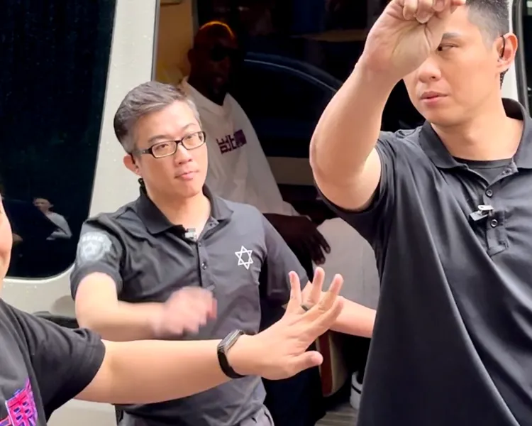 保鑣深怕粉絲湊上車前打擾Kevin Garnett而阻擋。特勤中心攝