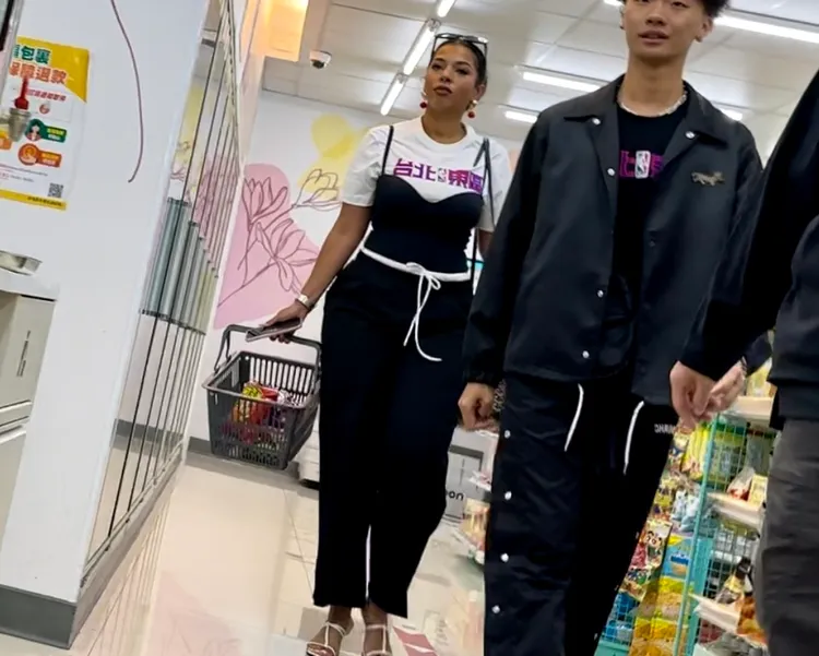 Kevin Garnett新女友和他穿「台北東區」情侶裝準備結帳。特勤中心攝