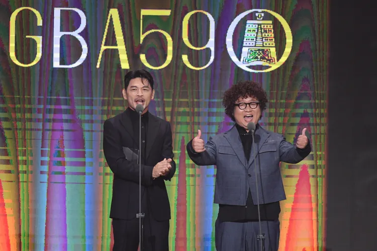 阿Ken（左）和納豆日前在金鐘節目類典禮擔任揭獎嘉賓的合體橋段，笑翻台下眾人。三立提供