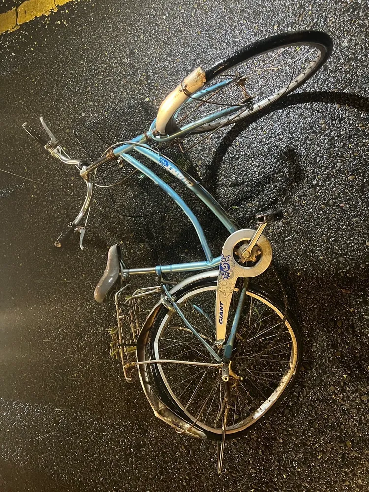 單車遭撞。警方提供