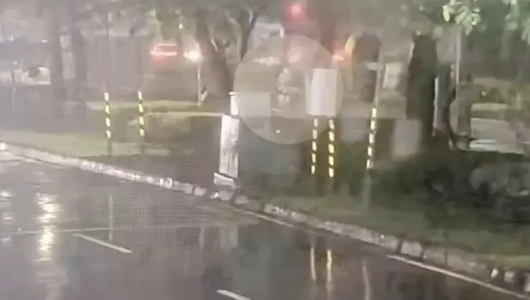 老翁騎單車逆向在環河快速道路上。警方提供