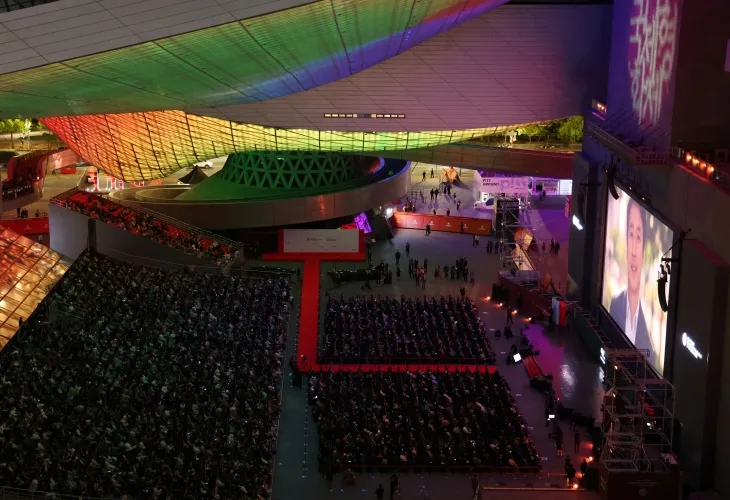 釜山影展頒給李善均特別貢獻獎，開幕典禮播放影片時，台下哭成一片淚海。翻攝韓聯社