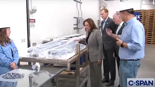 賀錦麗訪半導體工廠想摸「鋒利矽片」　川普嘲諷：她就「忍不住」！