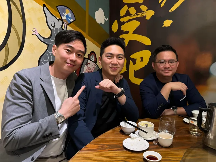 葉欲立（左）是立委廖偉翔（中）的表哥。翻攝葉欲立臉書